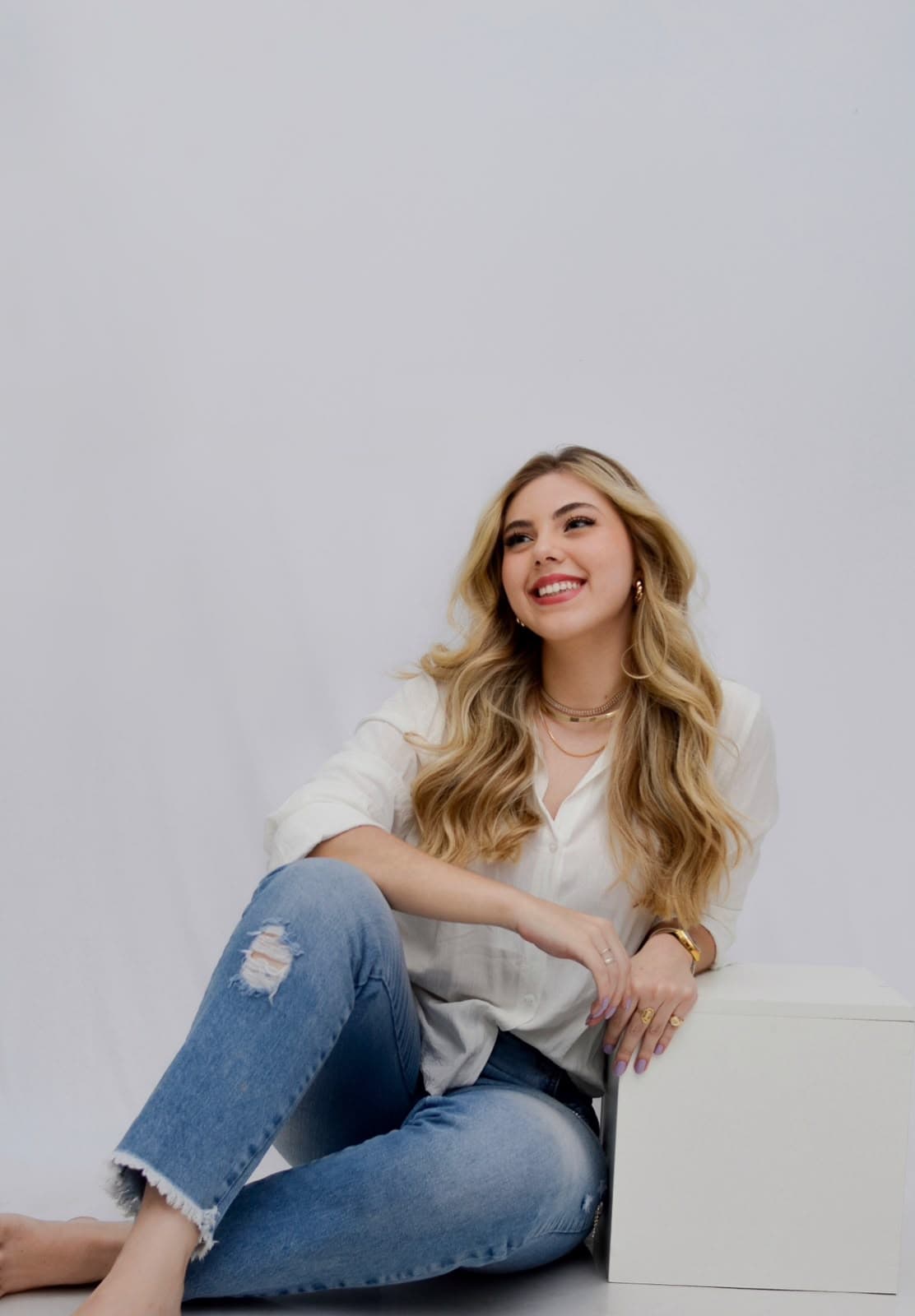 Leandra Santos, psicóloga clínica, sorrindo sentada