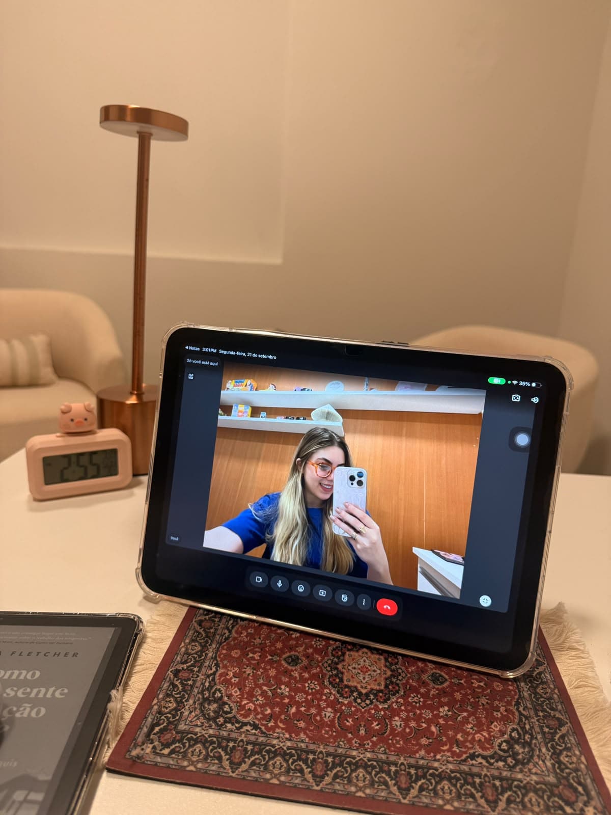 Consultório da Leandra com um tablet em atendimento online sobre a mesa